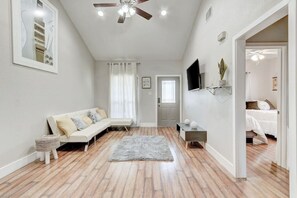 2 bedrooms, desk, iron/ironing board, WiFi