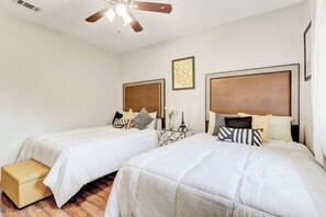 2 makuuhuonetta, työpöytä, silitysrauta/-lauta, Wi-Fi