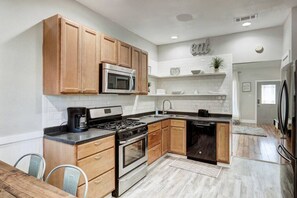 Jääkaappi, mikroaaltouuni, kahvin-/teenkeitin