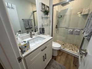 Bidet, serviettes fournies, savon, papier de toilette