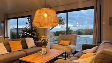 Télévision, cheminée, baby-foot, écrans d'ordinateur