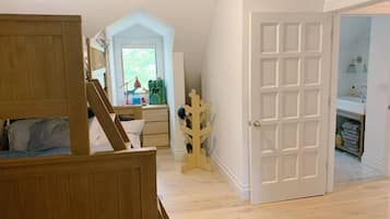 3 makuuhuonetta, silitysrauta/-lauta, Wi-Fi, vuodevaatteet