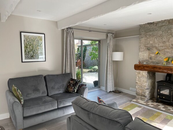 Smart TV, stereo - Bluebell Cottage, Characterful Cottage in the Yorkshire Dales (Langcliffe)