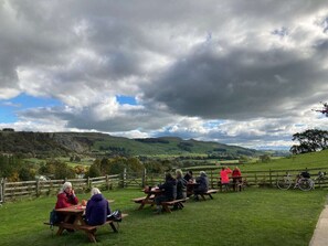 Outdoor dining - Bluebell Cottage, Characterful Cottage in the Yorkshire Dales (Langcliffe)