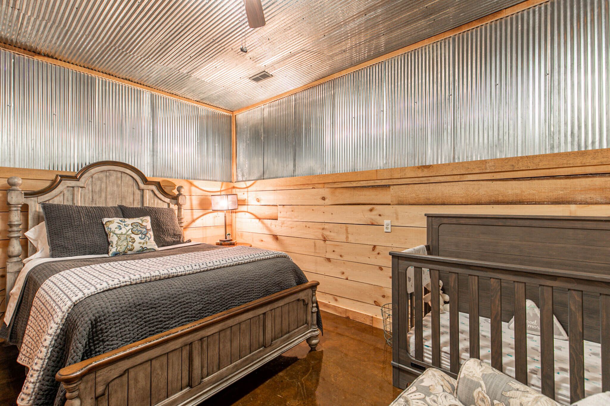 River Cottage with 6 bedrooms, 3 baths, playground and baby bed. 