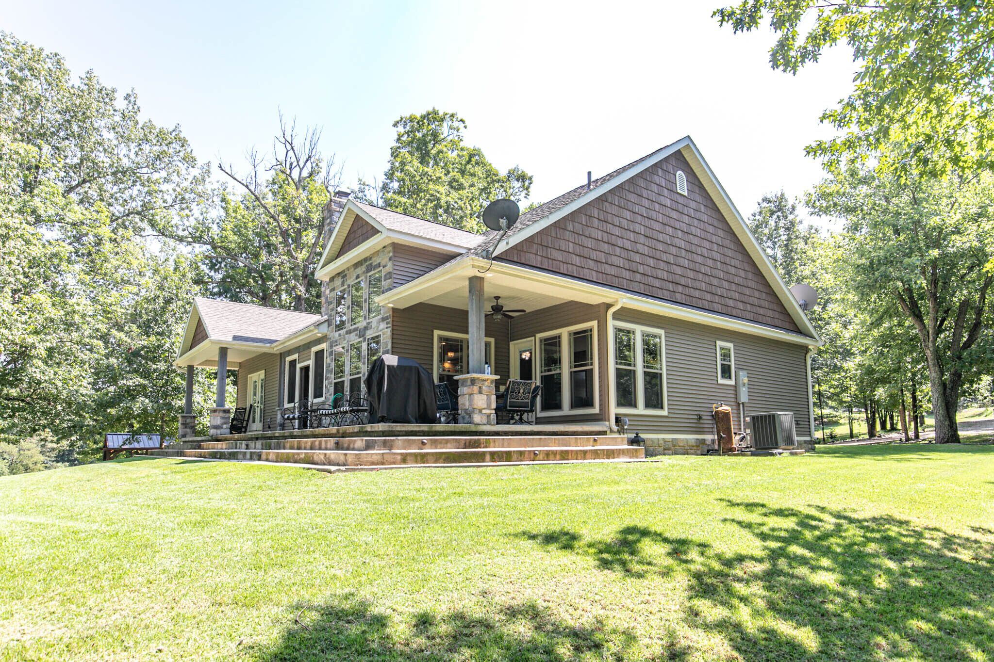 River Cottage with 6 bedrooms, 3 baths, playground and baby bed. 