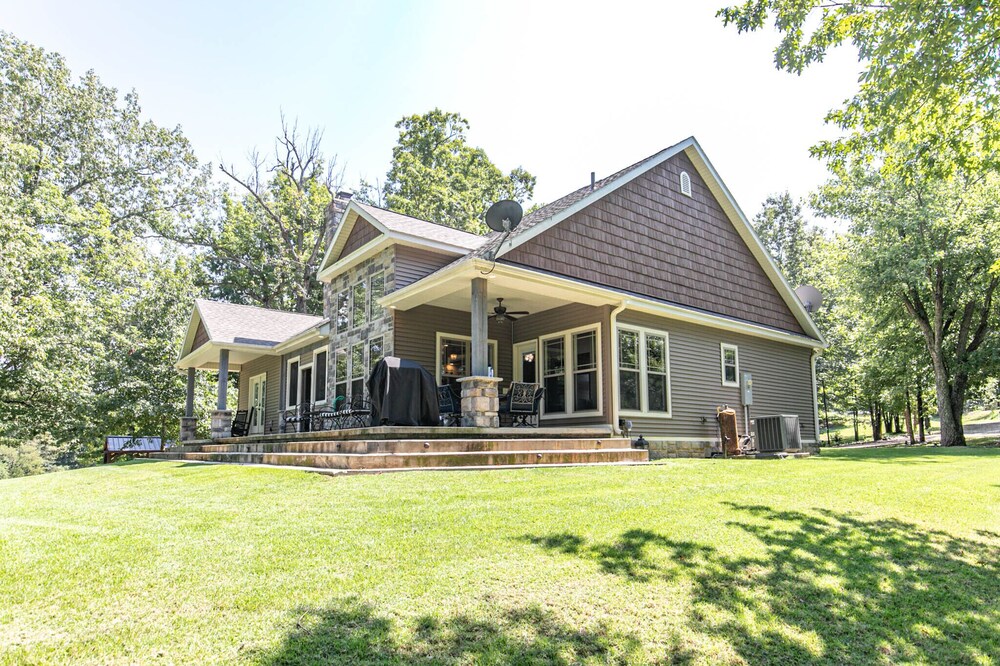 River Cottage with 6 bedrooms, 3 baths, playground and baby bed.