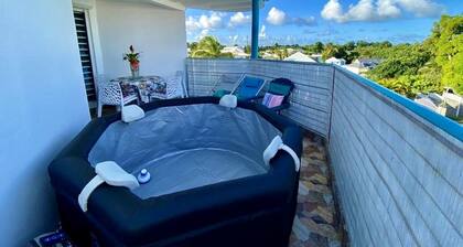 Quiet and spacious APT, with balcony, 5min from beach