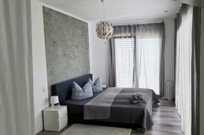 3 bedrooms, iron/ironing board, free WiFi, bed sheets