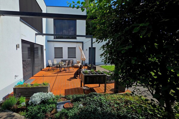 Outdoor dining - Vacation home at the gateway to the Zittau Mountains for up to 8 people (225m²) (Zittau)