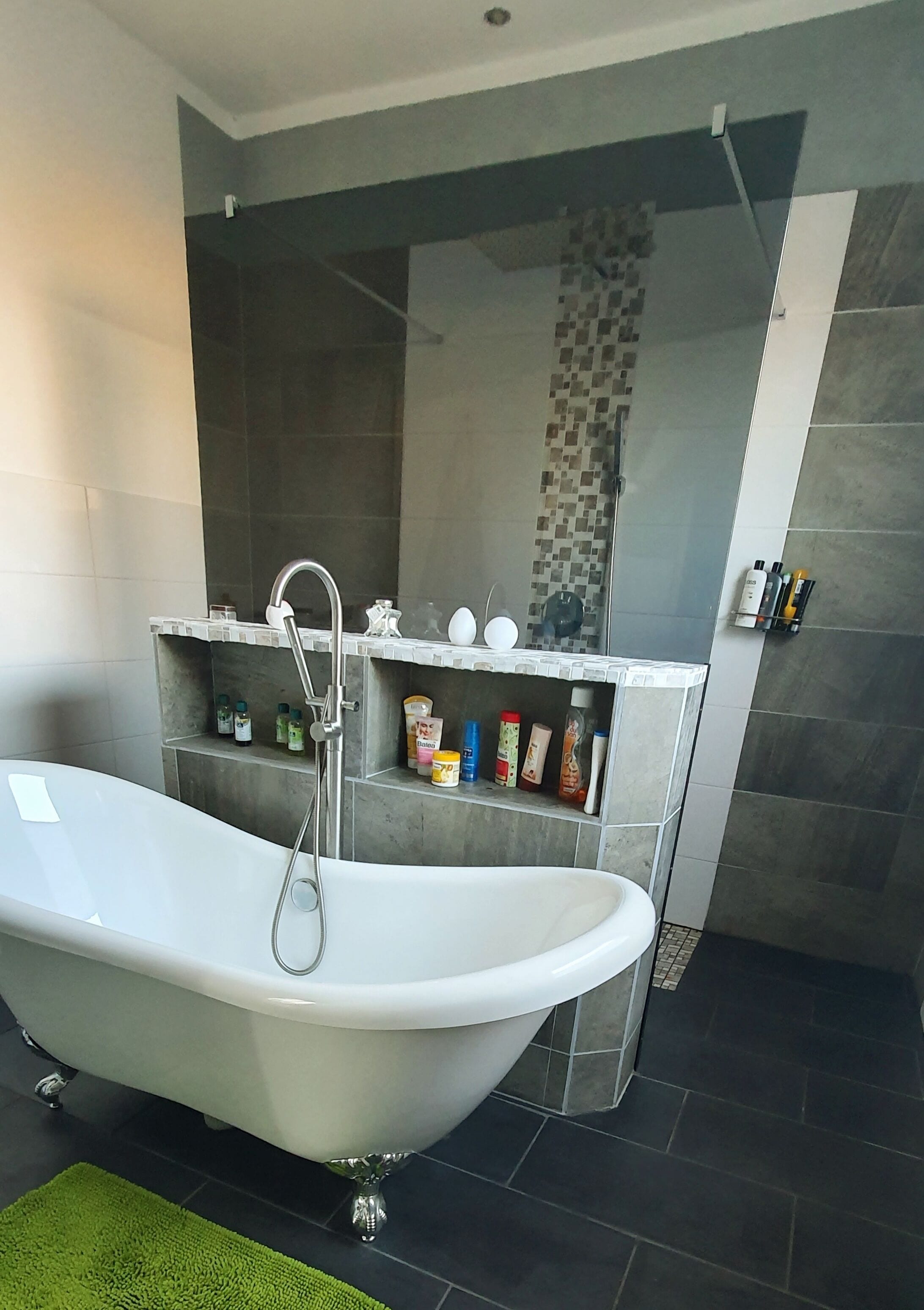 Baignoire, sèche-cheveux, serviettes fournies, savon
