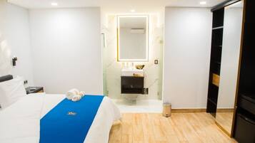 1 bedroom, premium bedding, minibar, in-room safe