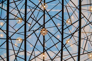 Estructura geométrica de techo con múltiples lámparas colgantes.