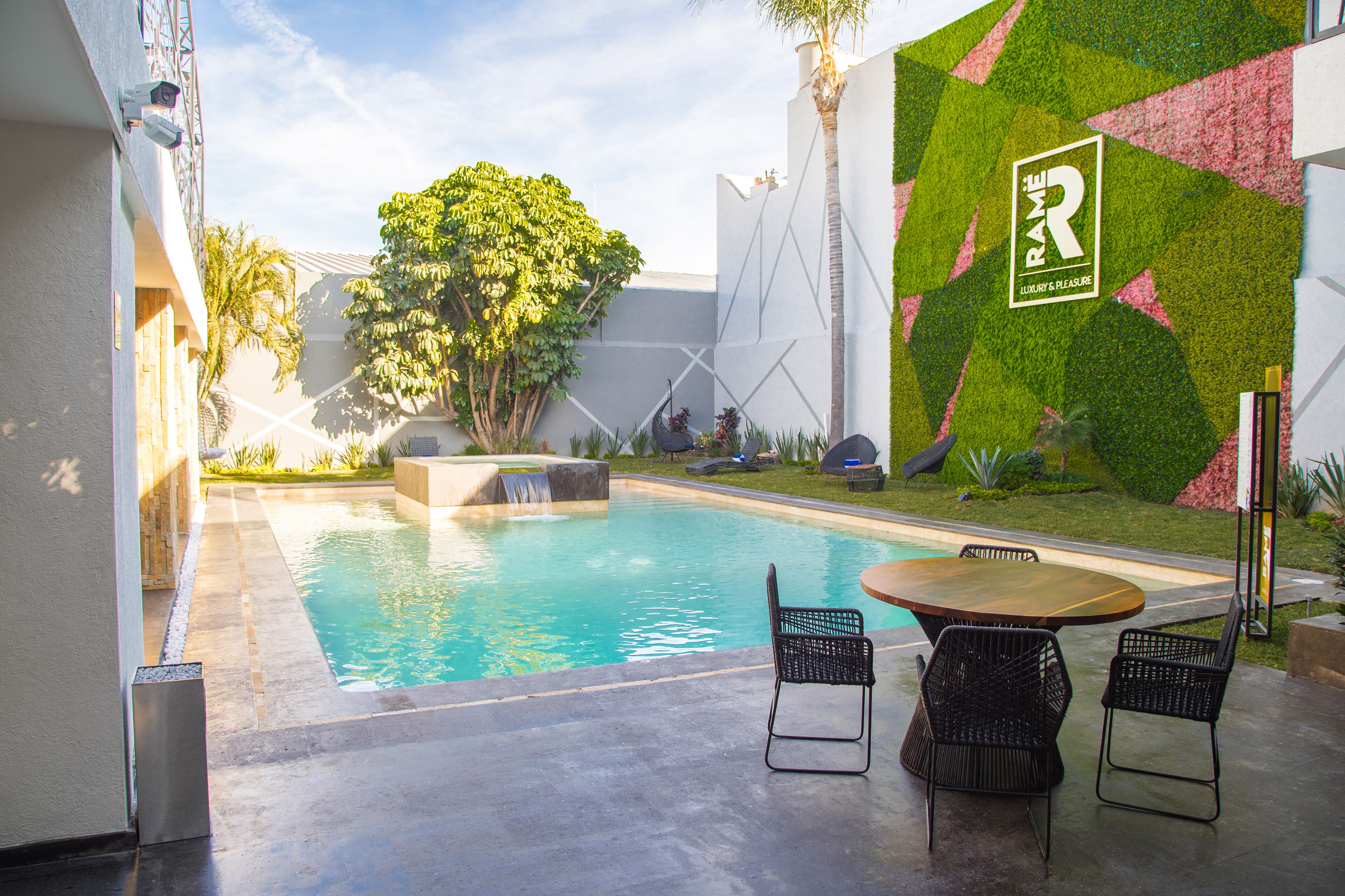 outdoor pool, open 9:00 am to 10:00 pm, pool loungers