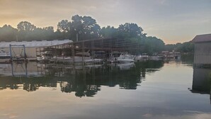 Marina - #2 PET FRIENDLY! PONTOON/KAYAKS AVAILABLE! STUDIO CONDO CLOSE TO TOWN & MARINA! (Muscle Shoals)