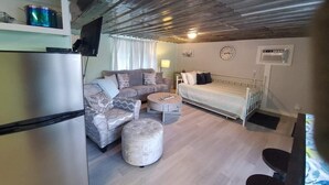 Iron/ironing board, free WiFi, bed sheets - #2 PET FRIENDLY! PONTOON/KAYAKS AVAILABLE! STUDIO CONDO CLOSE TO TOWN & MARINA! (Muscle Shoals)