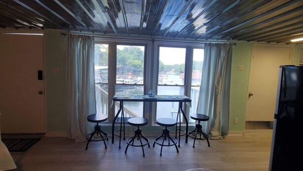 Dining - #2 PET FRIENDLY! PONTOON/KAYAKS AVAILABLE! STUDIO CONDO CLOSE TO TOWN & MARINA! (Muscle Shoals)