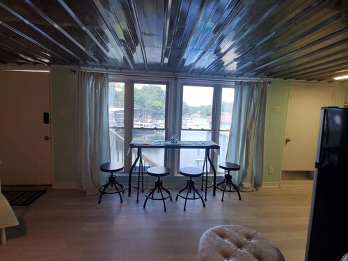 #2 PET FRIENDLY! PONTOON/KAYAKS AVAILABLE! STUDIO CONDO CLOSE TO TOWN & MARINA!