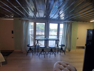 #2 PET FRIENDLY! PONTOON/KAYAKS AVAILABLE! STUDIO CONDO CLOSE TO TOWN & MARINA!