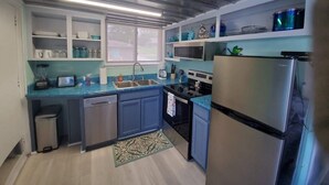 Coffee/tea maker, full-sized fridge, microwave, oven - #2 PET FRIENDLY! PONTOON/KAYAKS AVAILABLE! STUDIO CONDO CLOSE TO TOWN & MARINA! (Muscle Shoals)