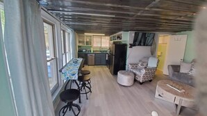 Smart TV - #2 PET FRIENDLY! PONTOON/KAYAKS AVAILABLE! STUDIO CONDO CLOSE TO TOWN & MARINA! (Muscle Shoals)