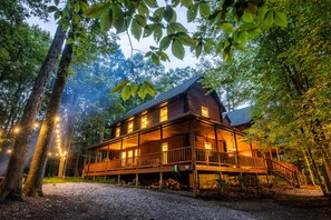 Exterior - Family-friendly spacious cabin in gated community overlooking the NRG Bridge (Fayetteville)