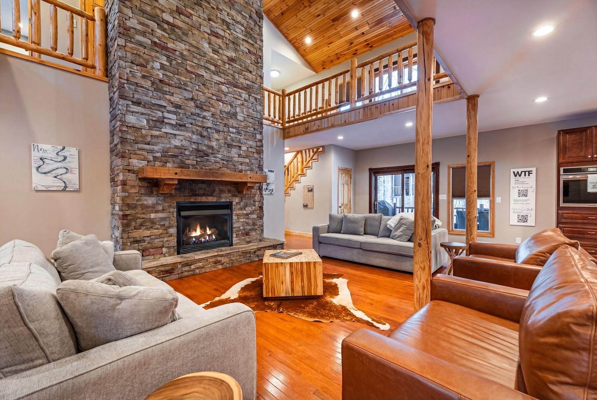 智能電視、壁爐、書籍