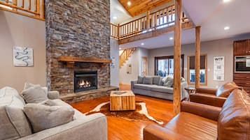 智能電視、壁爐、書籍