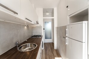 Frigorífic, placa de cuina i cafetera i tetera 