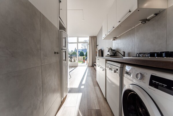 Frigorífic, placa de cuina i cafetera i tetera 