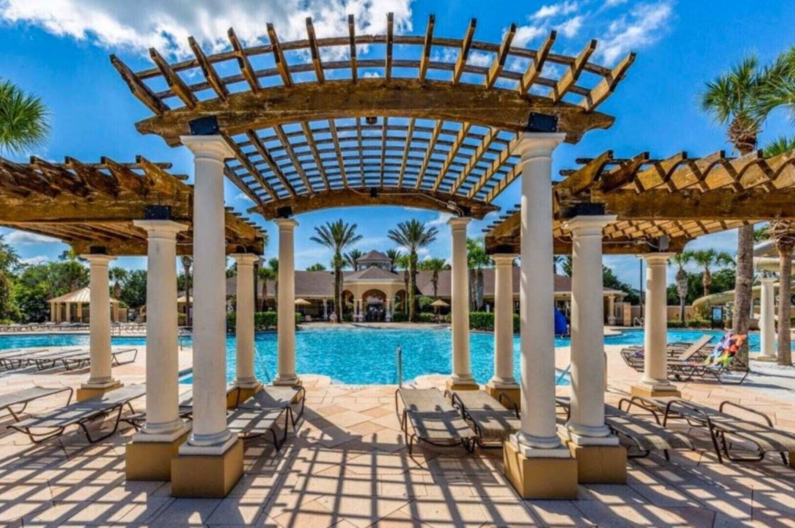 Innendørsbasseng og utendørsbasseng