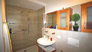 Duschwanne, Haartrockner, Handtücher, Toilettenpapier