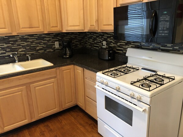 Refrigerador, microondas, horno y parrilla de estufa 