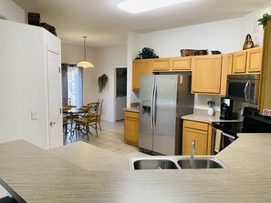 Réfrigérateur, four à micro-ondes, un four, surface de cuisson