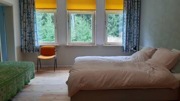 6 quartos, ferros/tábuas de passar roupa, berço de viagem