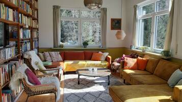 Smart TV, DVD player, pebolim, mesa de pingue-pongue