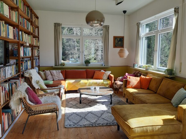 Smart-TV, DVD-Player, Tischfußball, Tischtennisplatte