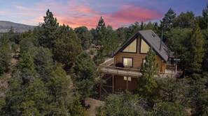 Property grounds - Moonlight Ridge. Location, Stunning Views, Games. (Big Bear City)