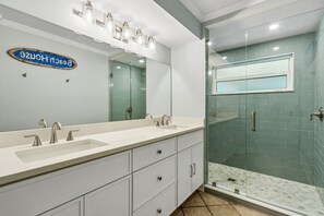 Combined shower/bathtub, towels - Pet Friendly | Ground Level Sailmaker Villa | Private Covered Patio | Close to Pool (Fernandina Beach)
