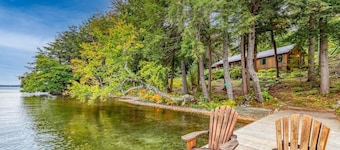 Hidden island gem on Lake Joe! Cozy and rustic 3bdrm with 500' of shoreline!