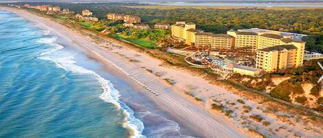 Una playa cerca, sillas reclinables de playa, toallas de playa