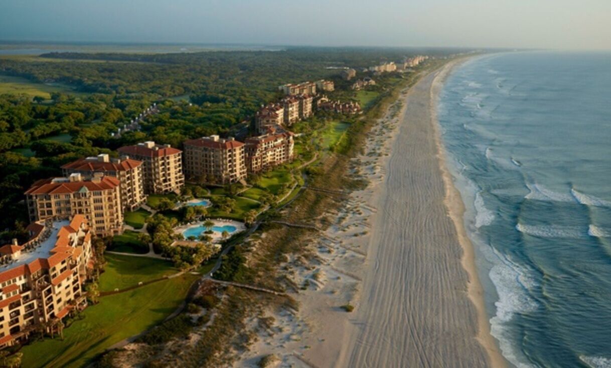 Beach nearby, sun loungers, beach towels
