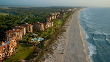 Beach nearby, sun loungers, beach towels
