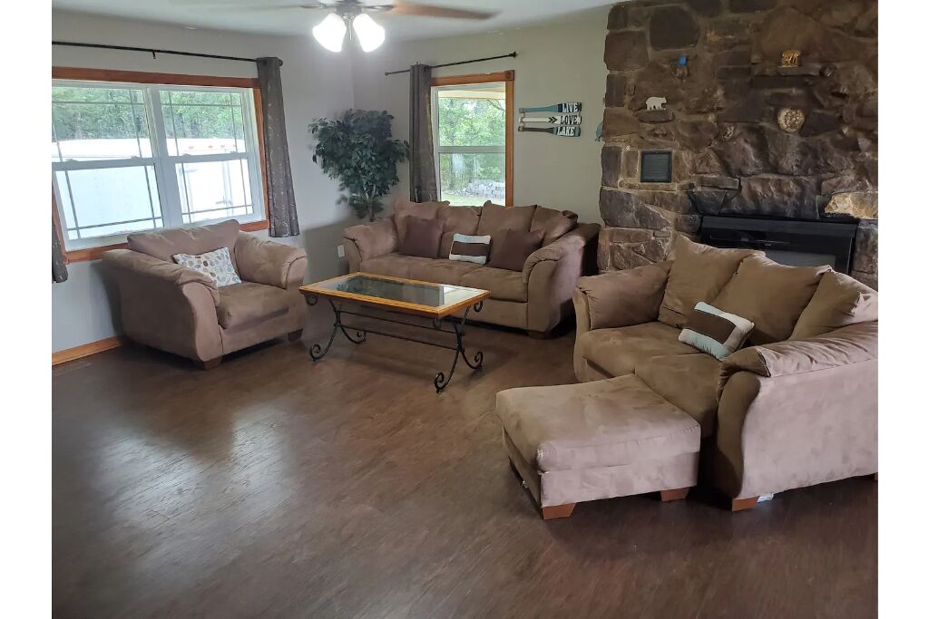 Relaxing Family-Friendly Cabin with Sprawling Deck & Fun-filled Game Room
