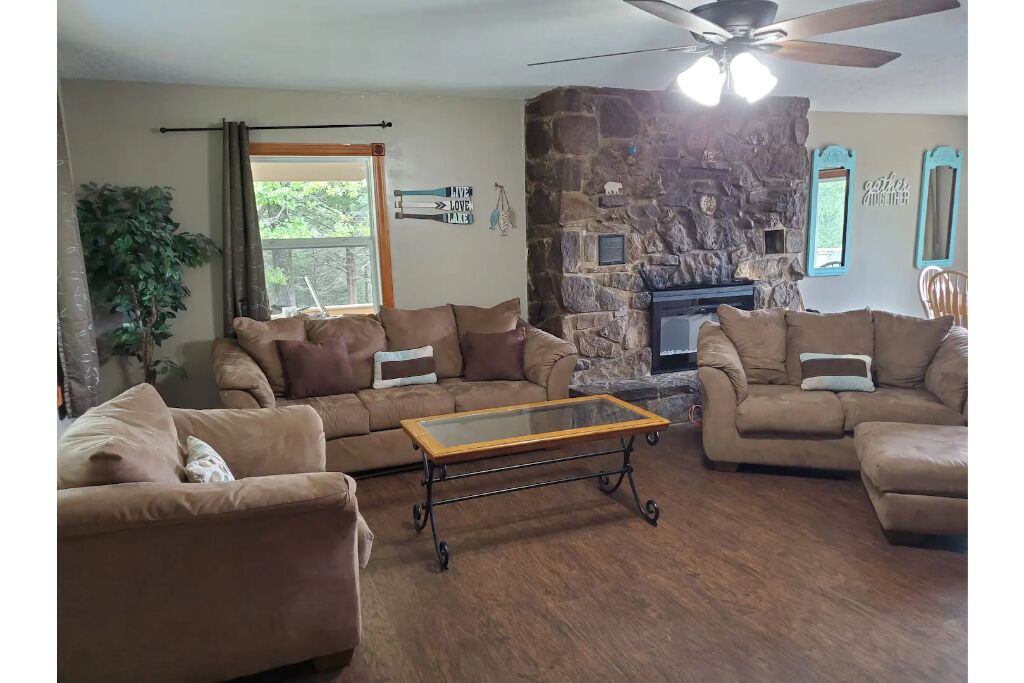 Relaxing Family-Friendly Cabin with Sprawling Deck & Fun-filled Game Room