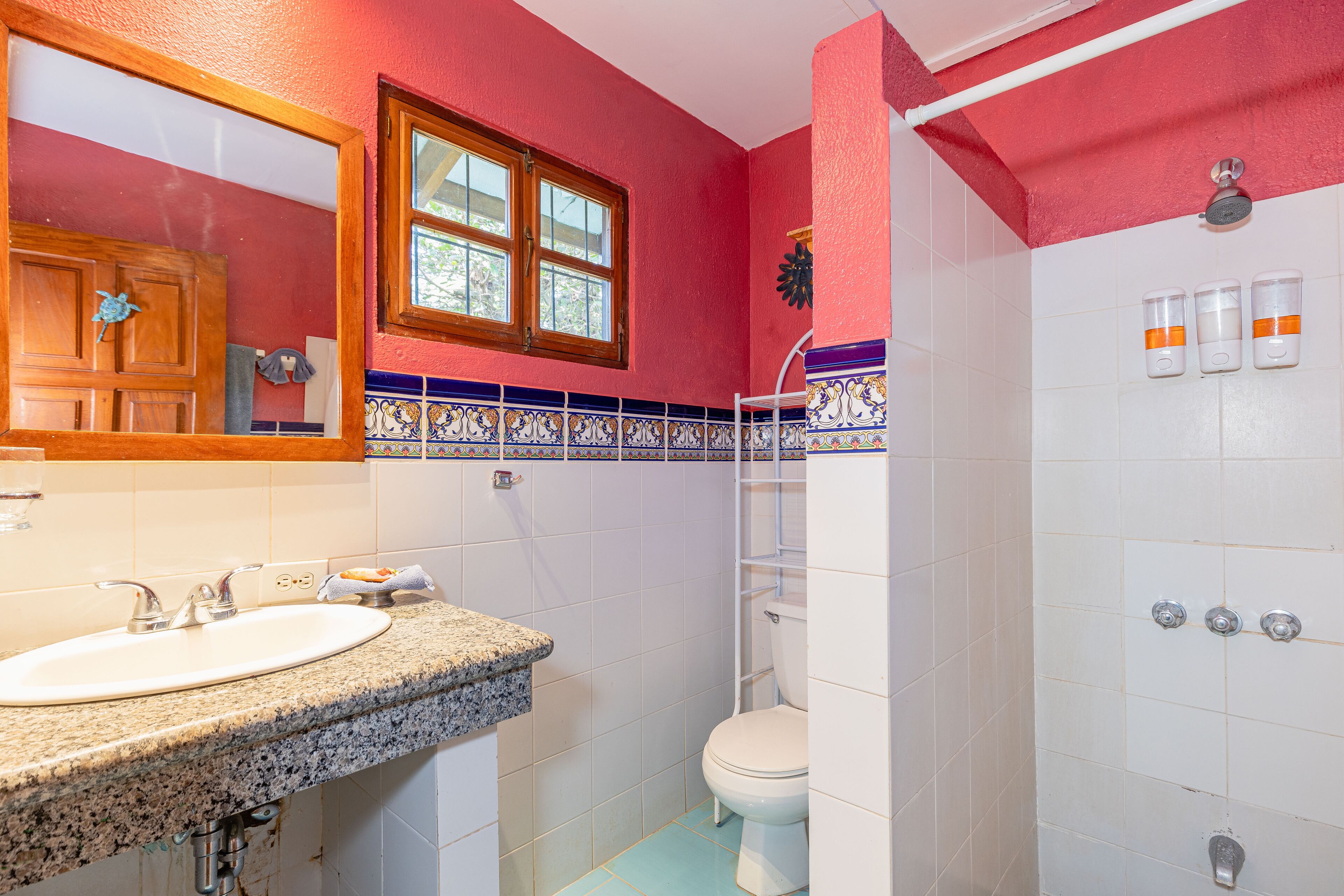 standard single room | bathroom | shower, free toiletries, towels