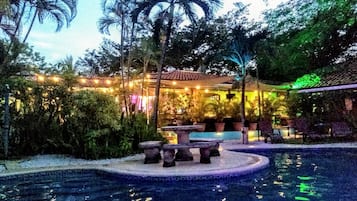 Kolam renang terbuka, kerusi lepak pantai