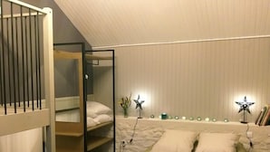 A bedroom with a bunk bed, a single bed, and a slanted ceiling. - La Borieta (Labastide-de-Penne)