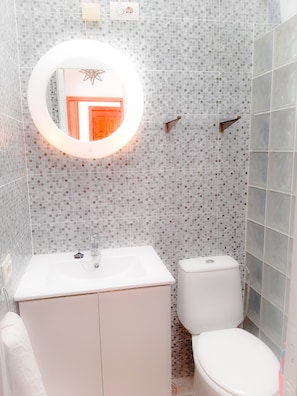 Een douche, een haardroger, handdoeken, zeep
