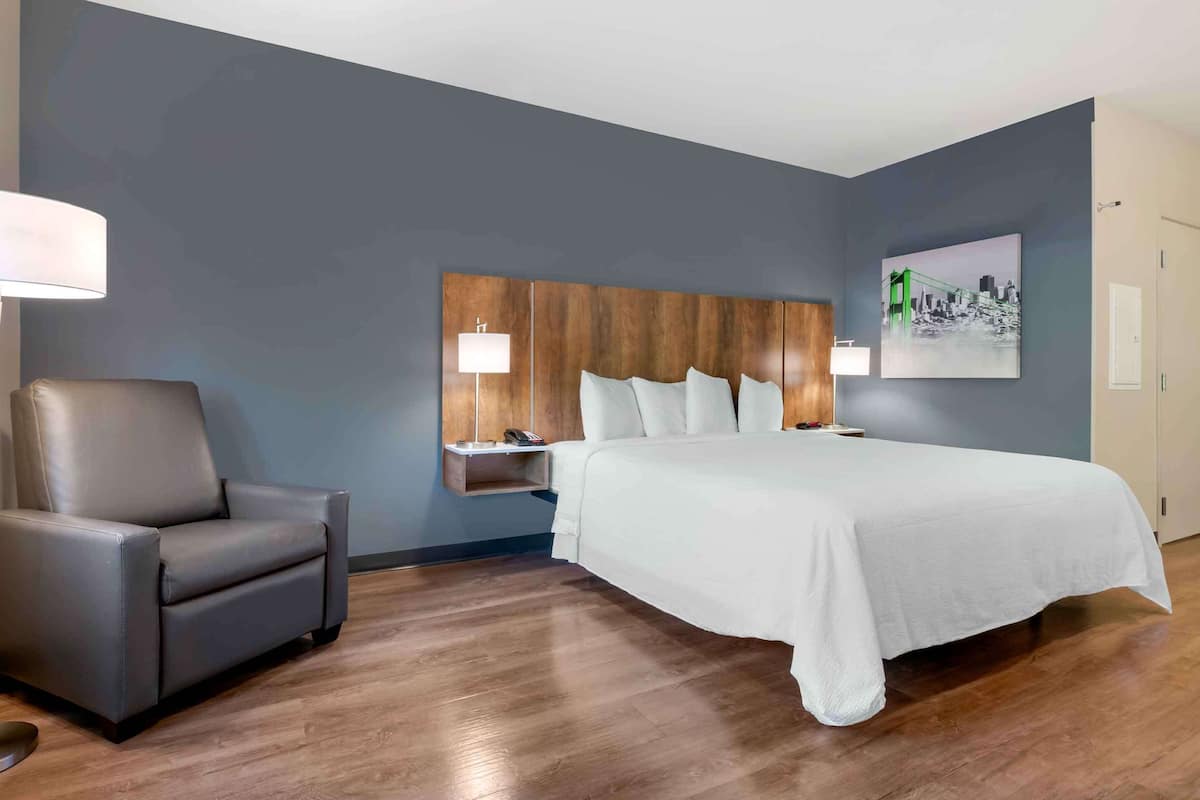 Standard Studio, Non Smoking, Refrigerator & Microwave | Peralatan tempat tidur premium, meja, ruang kerja komputer riba